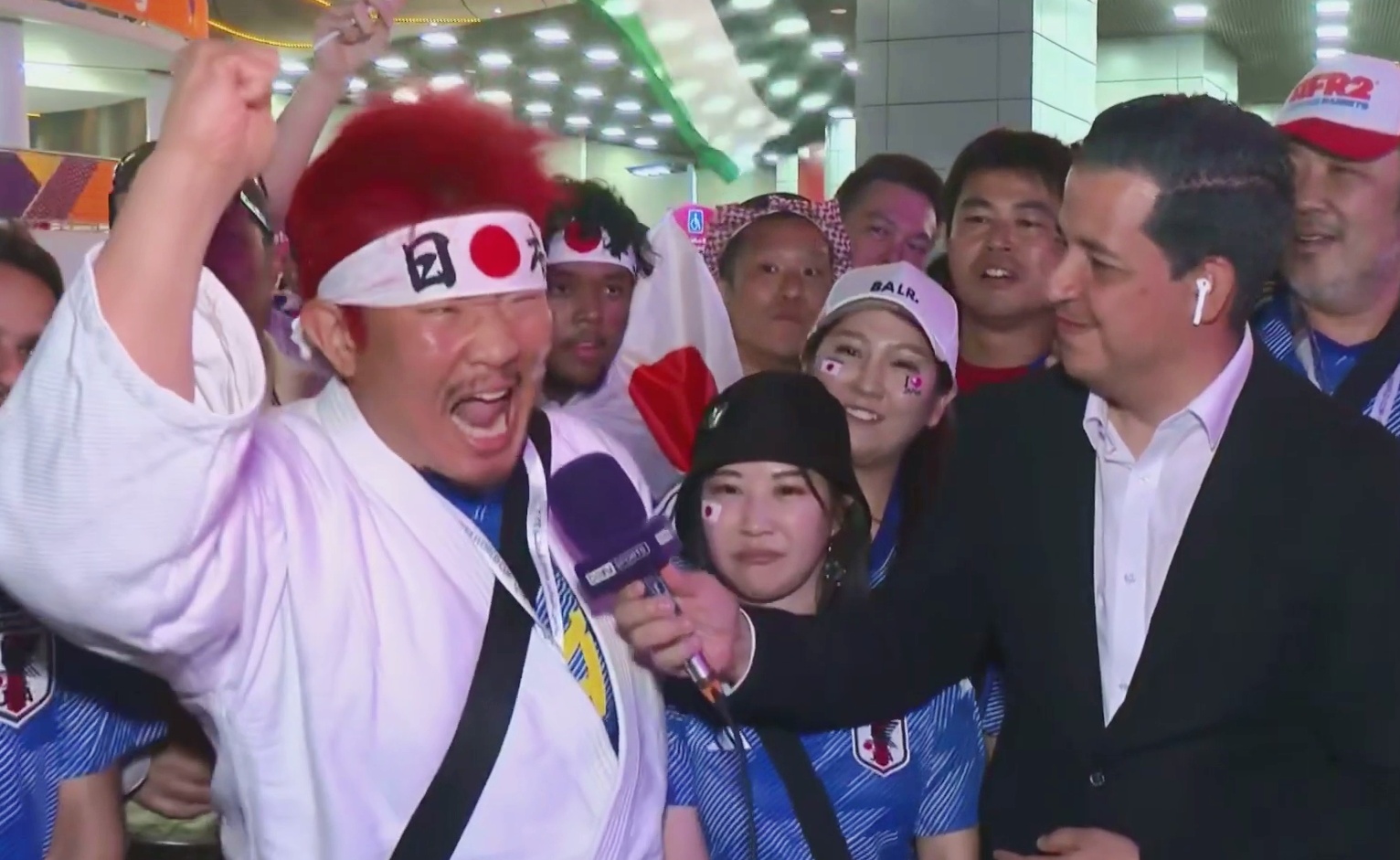 爱游戏官网-球迷狂欢：现场粉丝的应援和互动瞬间的简单介绍